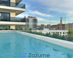 Swimming pool of Flat to rent in  Barcelona Capital  with Air Conditioner, Heating and Private garden