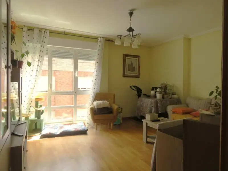 Sala de estar de Apartamento en venta en León Capital  con Calefacción, Jardín privado y Terraza