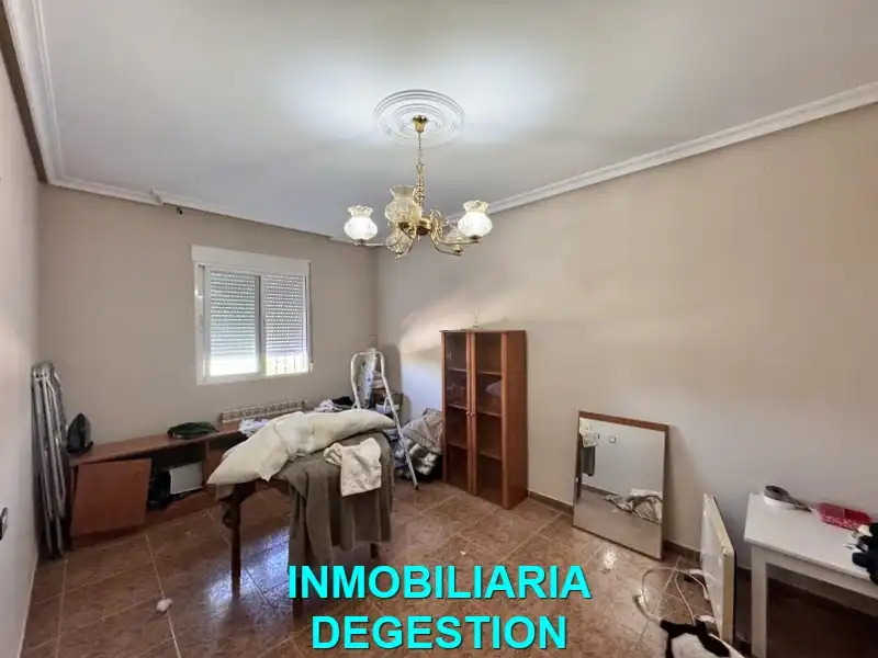 Dormitori de Casa o xalet en venda en Linares amb Aire condicionat, Jardí privat i Piscina