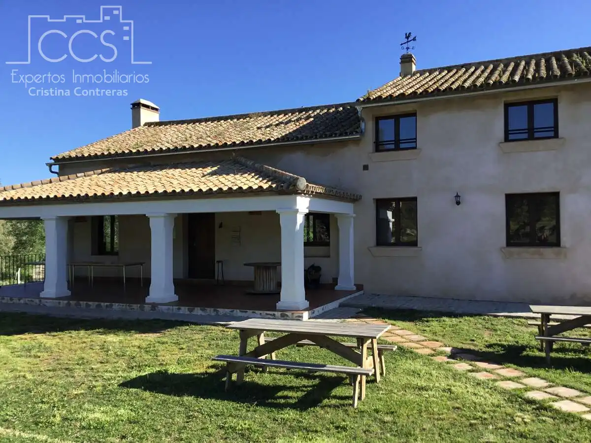 Vista exterior de Finca rústica en venda en El Pedroso amb Traster, Piscina i Moblat