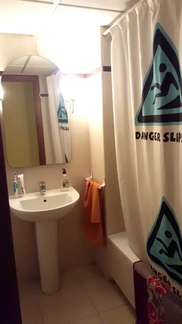 Baño de Piso de alquiler en Málaga con Terraza, Piscina y Amueblado