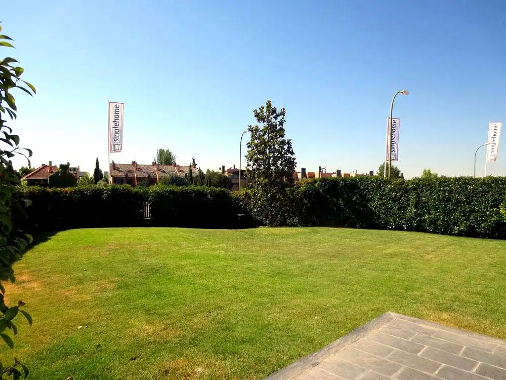 Garden of Ground floor for rent in Madrid  with Air Conditioner, Heating and Private garden