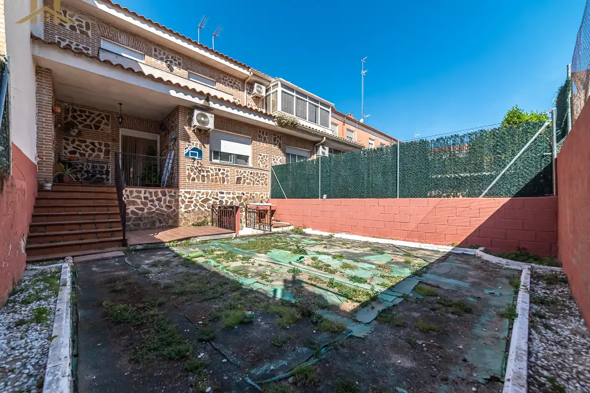 Jardí de Casa adosada en venda en Valmojado amb Aire condicionat, Calefacció i Jardí privat