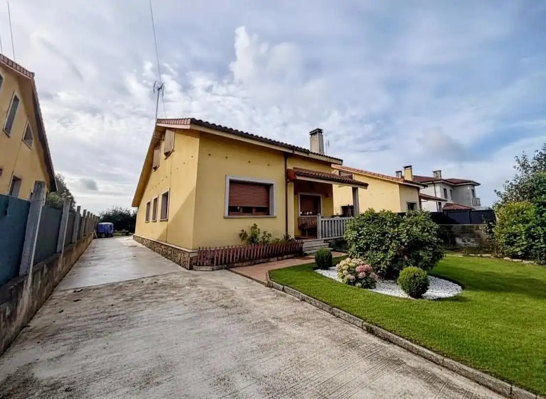 Vista exterior de Casa o chalet en venta en Lalín con Calefacción, Jardín privado y Amueblado