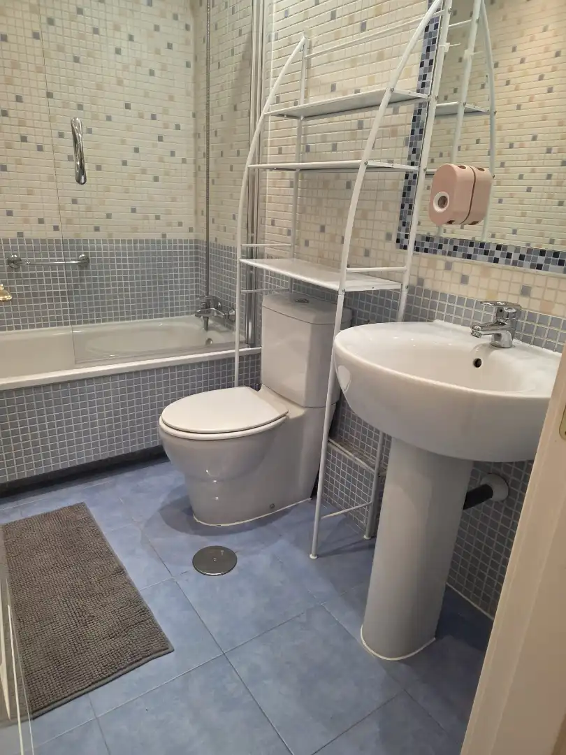Baño de Piso de alquiler en Madrid con Aire acondicionado, Calefacción y Parquet