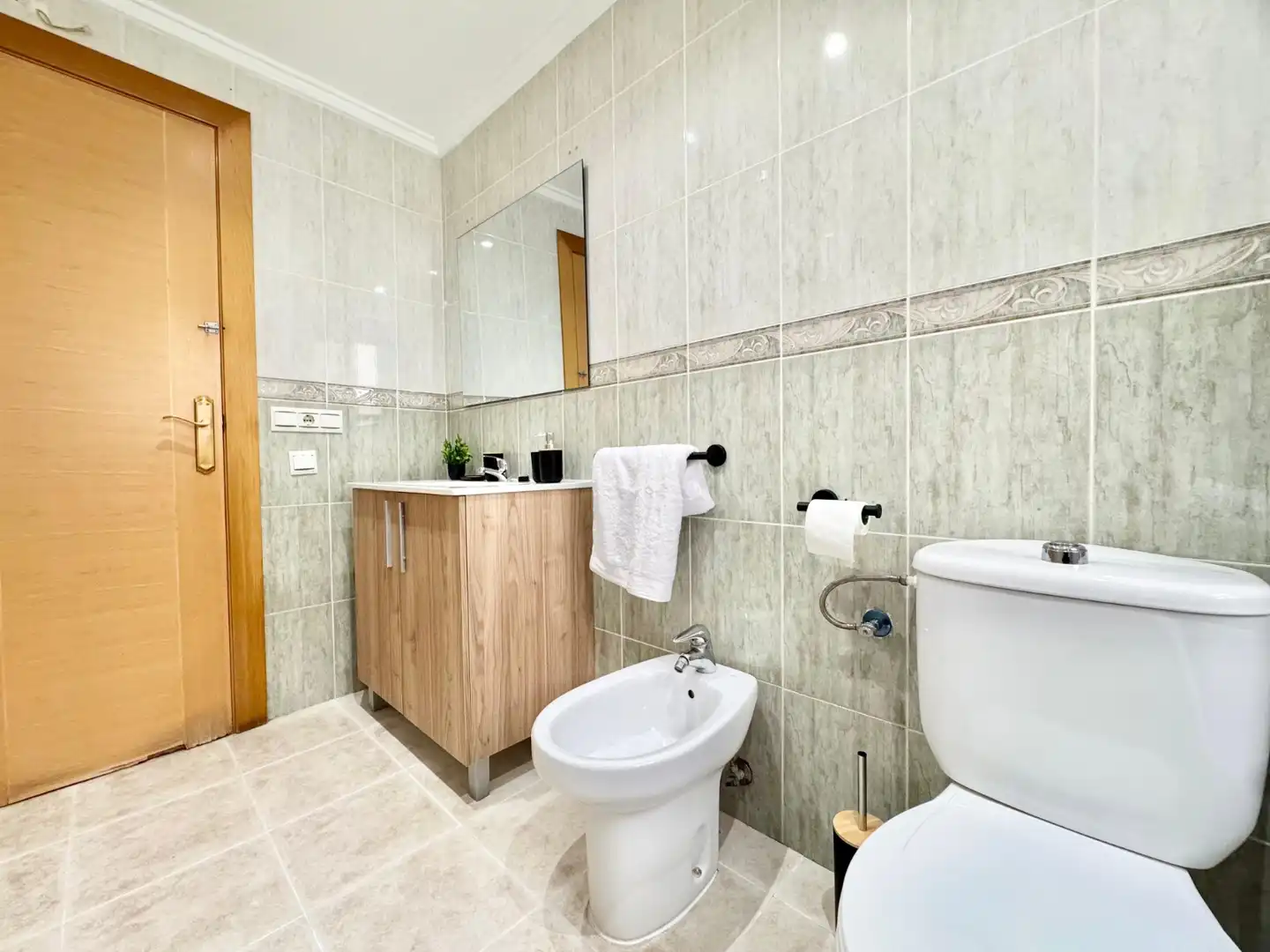 Bany de Apartament de lloguer en Torrevieja amb Aire condicionat, Moblat i Rentadora