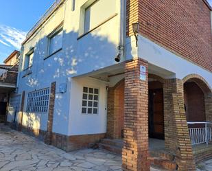 Vista exterior de Casa o xalet de lloguer en Martorell amb Jardí privat, Terrassa i Traster