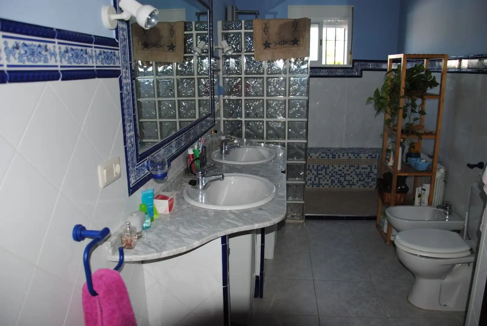 Bany de Casa o xalet en venda en Espartinas amb Aire condicionat, Calefacció i Jardí privat