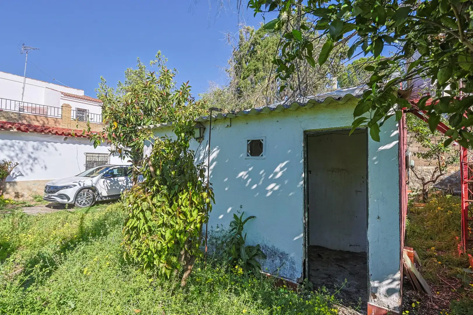 Vista exterior de Casa o xalet en venda en Sanlúcar la Mayor amb Aire condicionat i Piscina