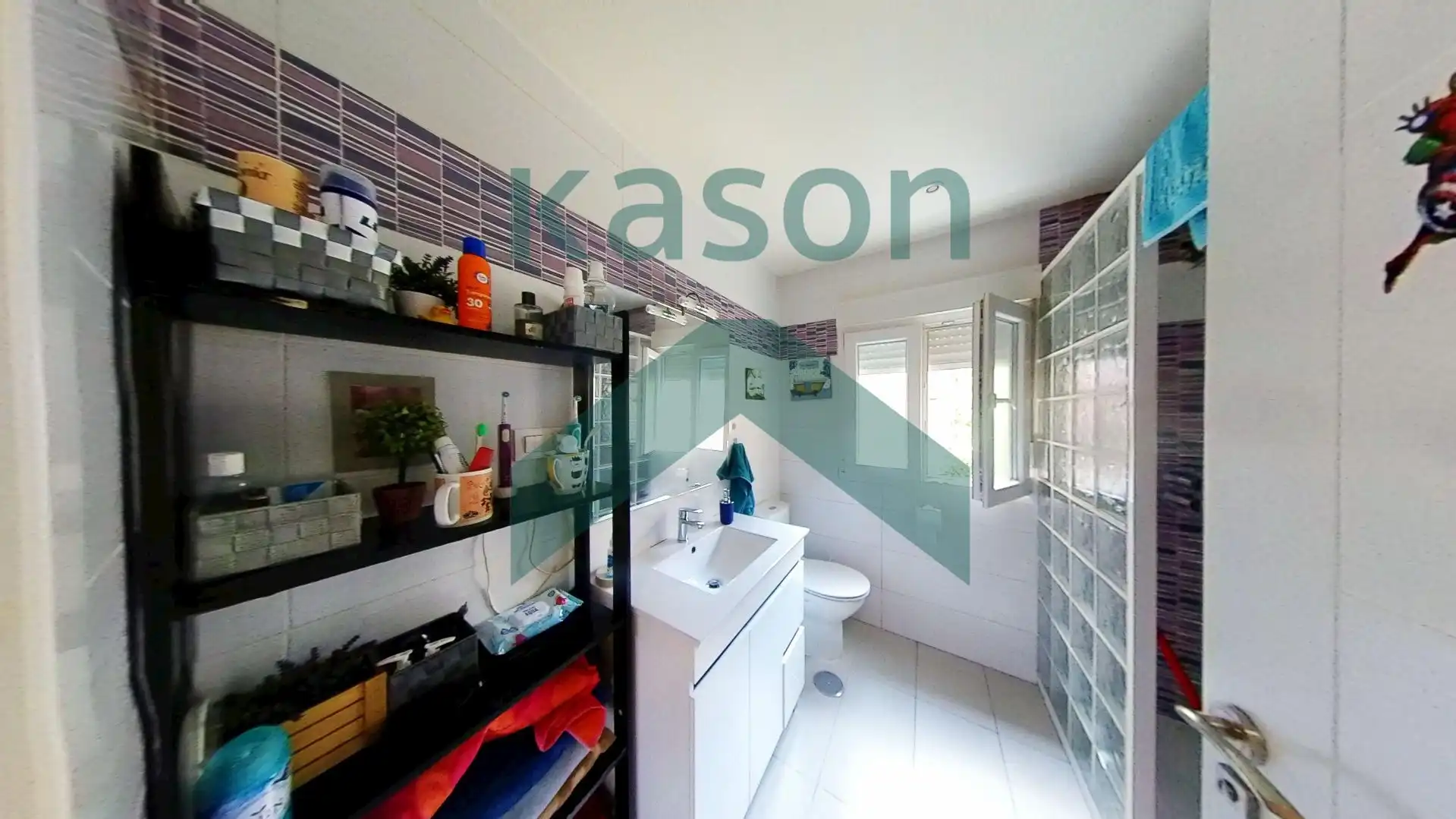 Bathroom of Flat for sale in Madrid  with Air Conditioner and Heating