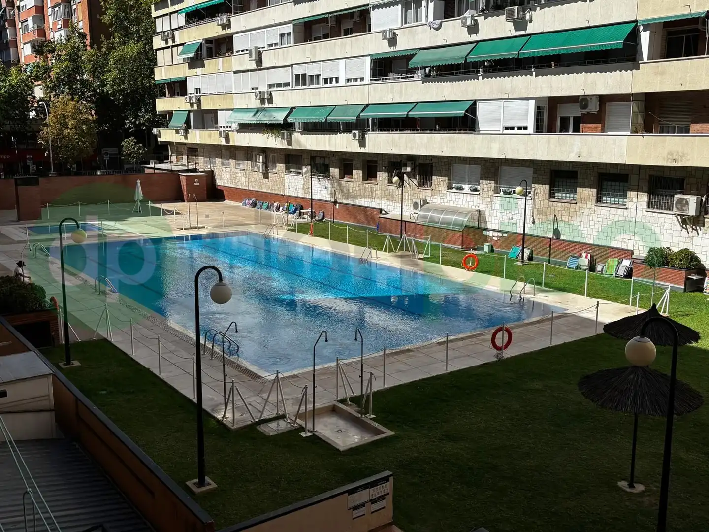 Piscina de Pis en venda en Madrid amb Aire condicionat, Parquet i Moblat