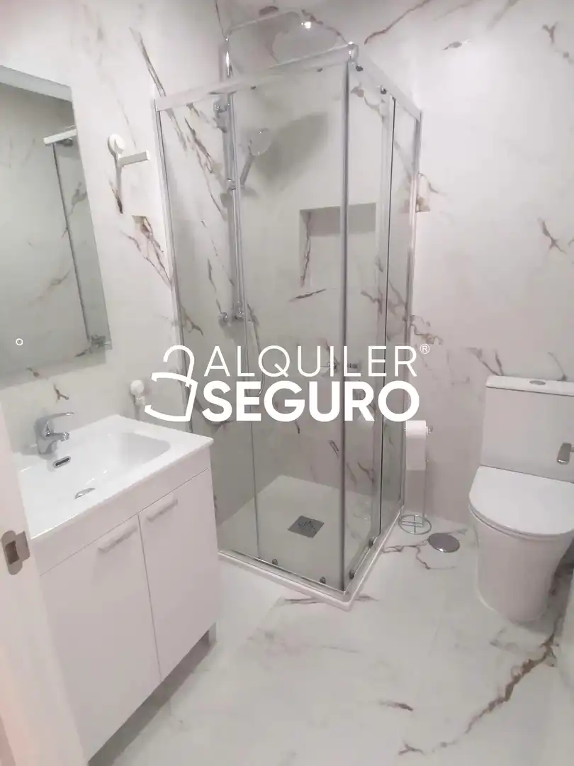 Badezimmer von Wohnung zur Miete in Valdemaqueda mit Klimaanlage und Terrasse