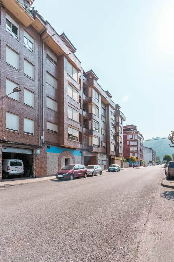 Vista exterior de Local en venda en San Martín del Rey Aurelio amb Moblat