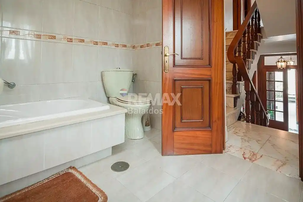 Bany de Casa o xalet en venda en A Pobra do Caramiñal amb Calefacció, Jardí privat i Parquet