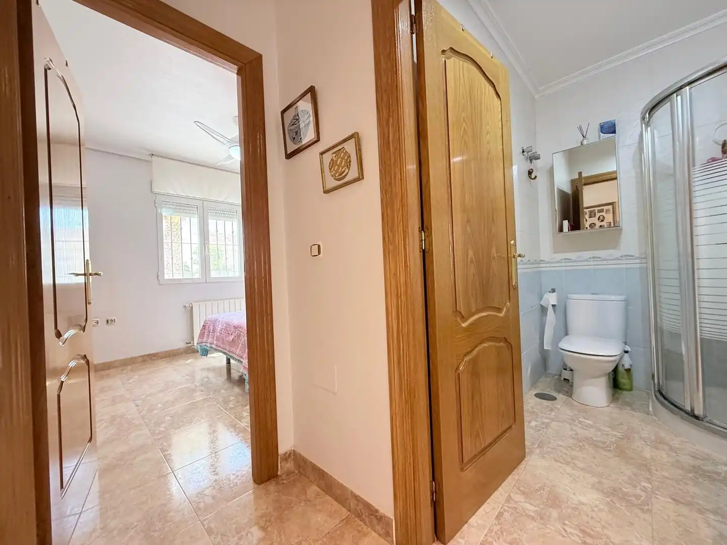 Einfamilien-Reihenhaus zum Verkauf in San Pedro del Pinatar mit Klimaanlage, Privatgarten und Terrasse