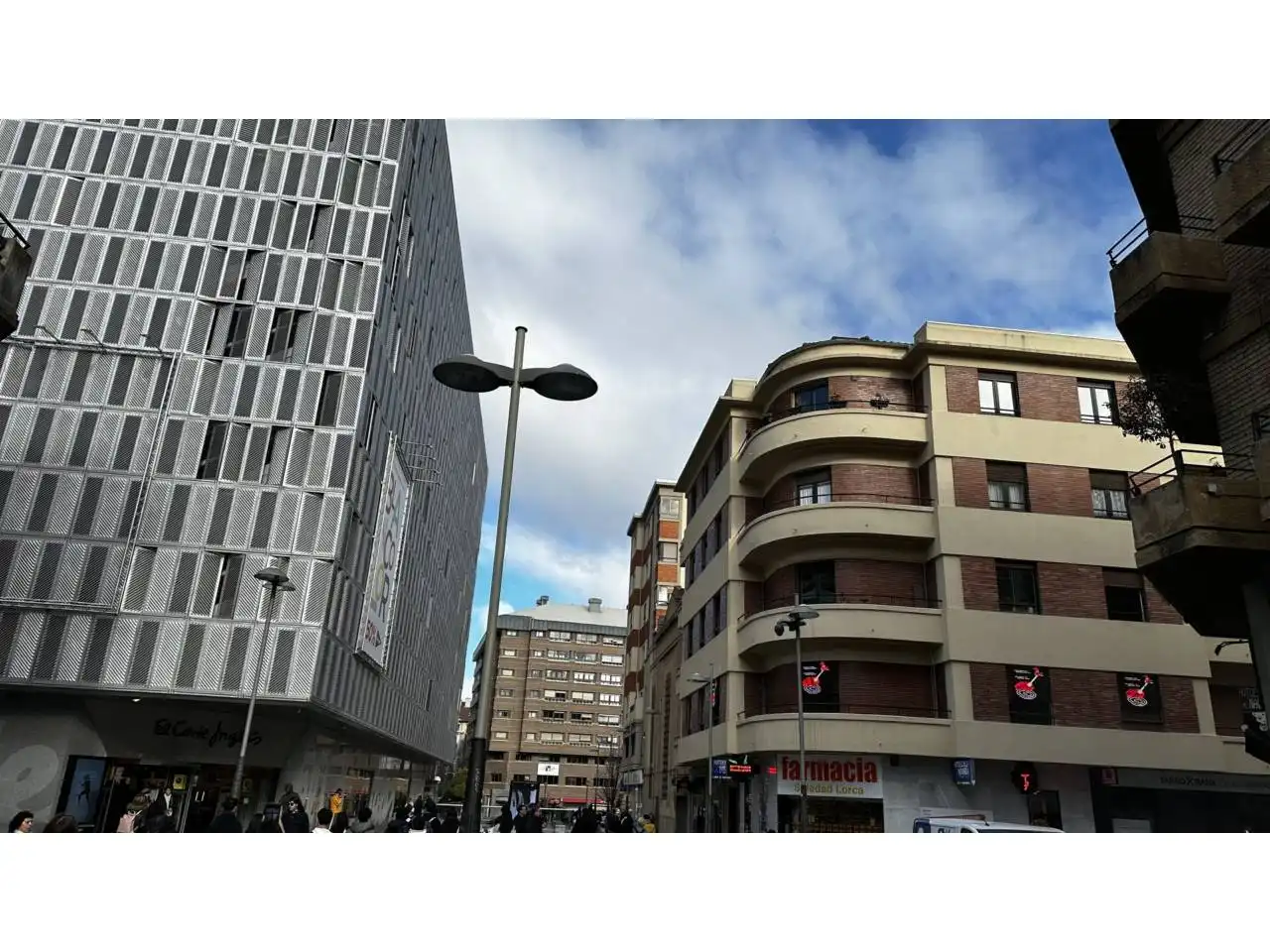 Außenansicht von Gebäude zur Miete in  Pamplona / Iruña