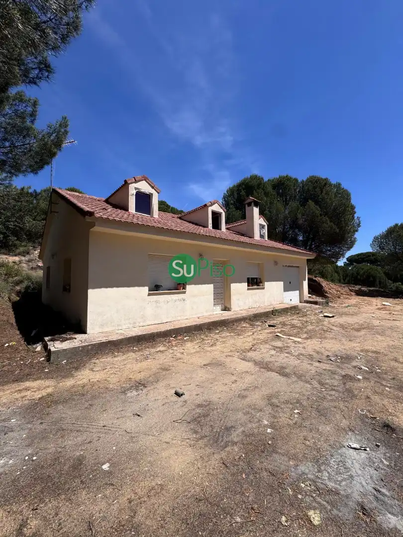 Vista exterior de Casa o xalet en venda en San Martín de Valdeiglesias amb Jardí privat