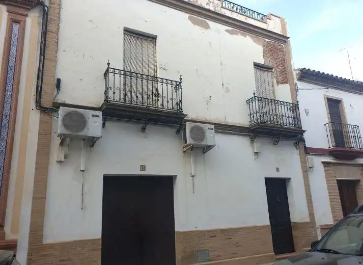 Vista exterior de Casa adosada en venta en Lora del Río