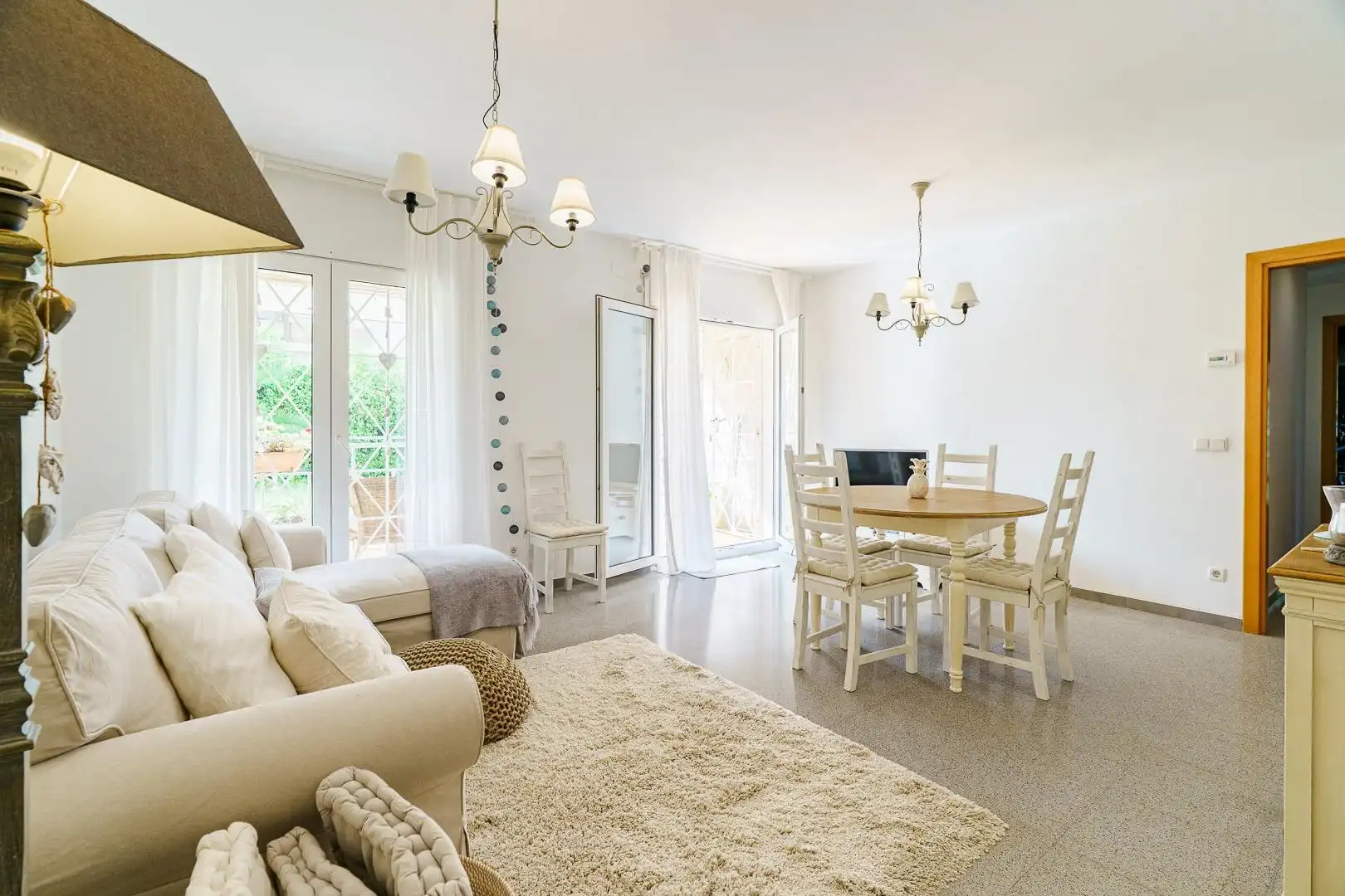 Wohnzimmer von Erdgeschoss zum Verkauf in Sitges mit Heizung, Privatgarten und Terrasse
