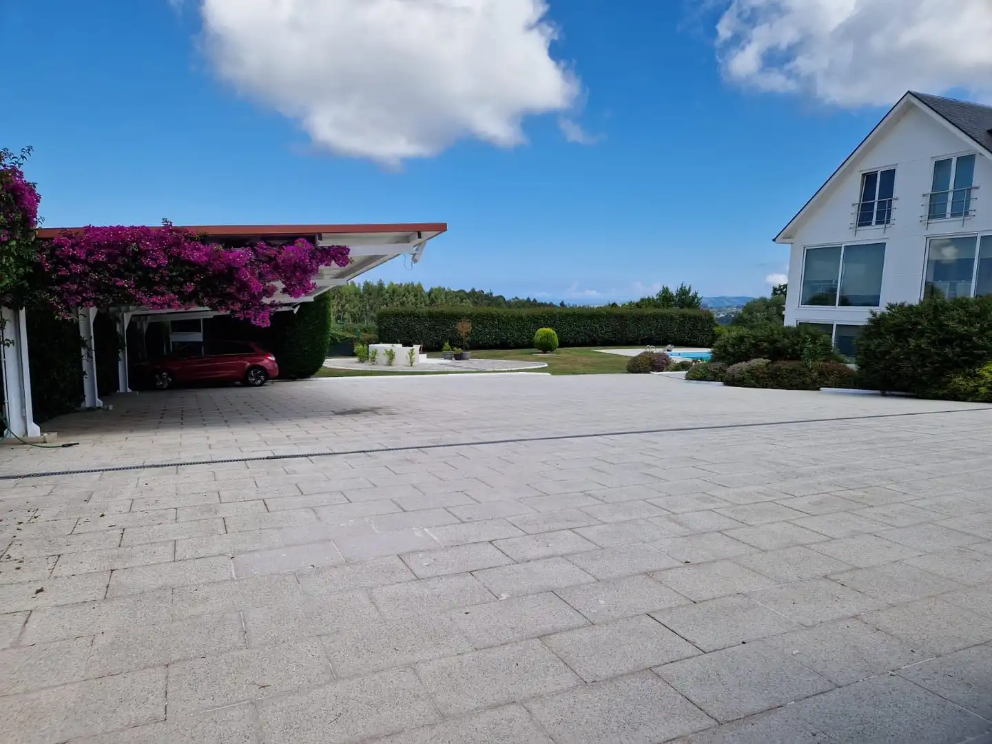 Aparcament de Casa o xalet en venda en Oleiros amb Calefacció, Jardí privat i Terrassa