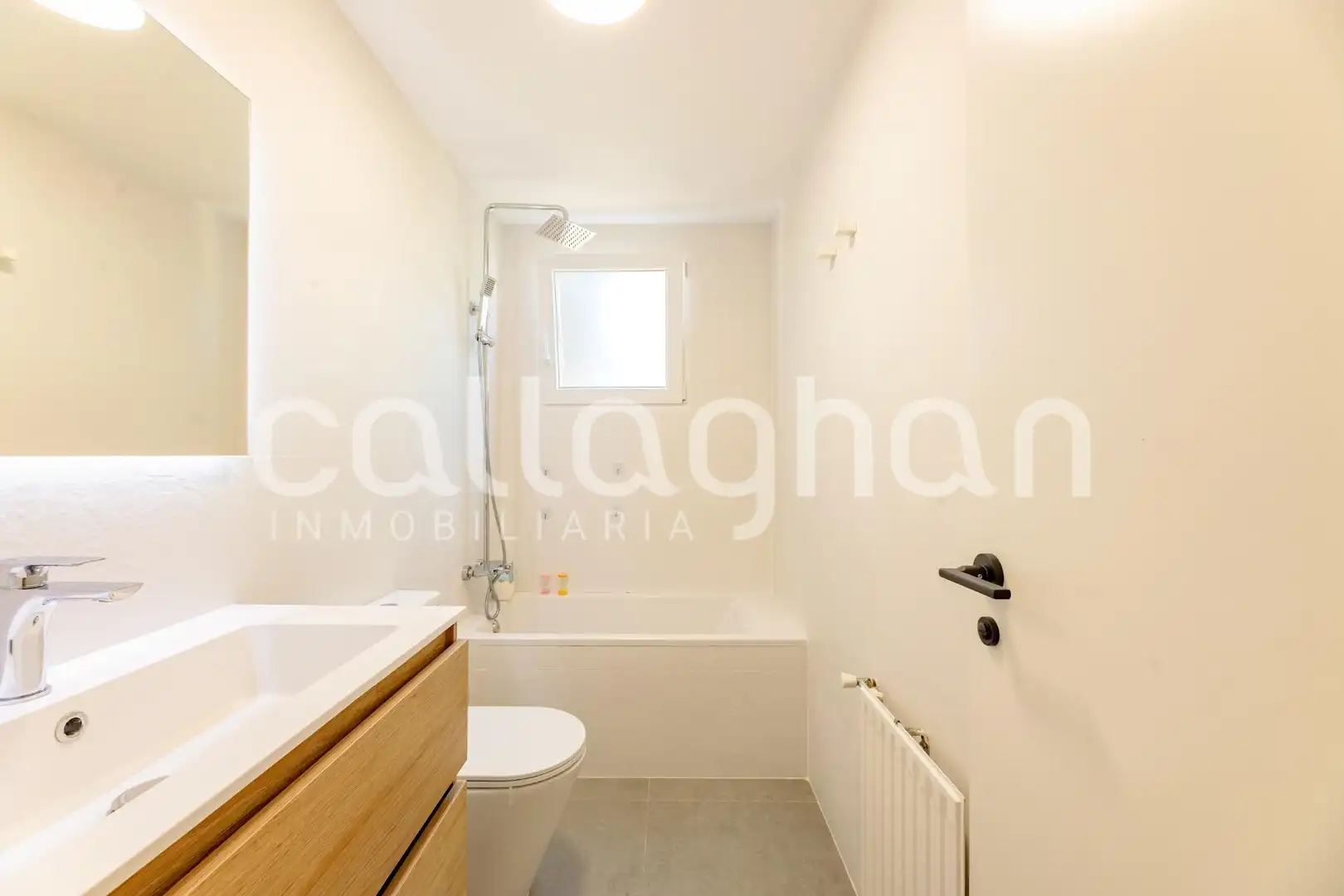 Baño de Casa adosada en venta en Godella con Aire acondicionado, Calefacción y Jardín privado