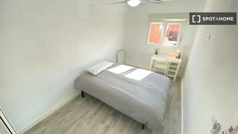 Habitación de Piso de alquiler en Madrid con Aire acondicionado, Calefacción y Amueblado