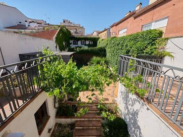 Casa con balcone in vendita a Carrer Castellar