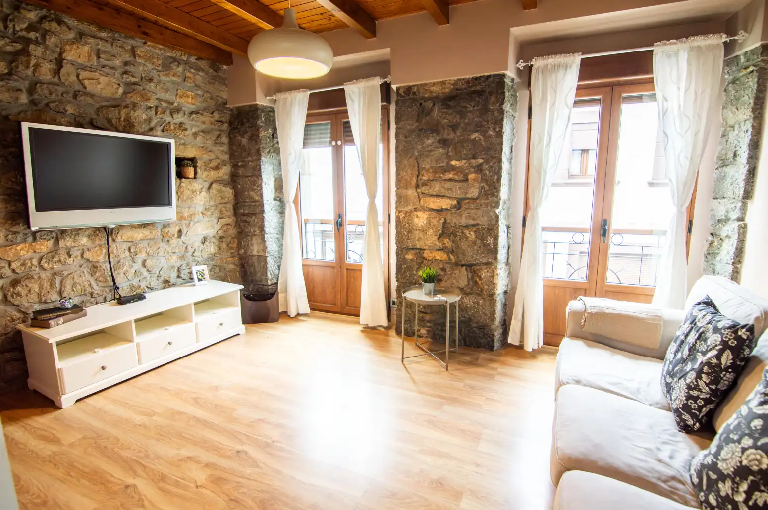 Sala d'estar de Casa o xalet en venda en Salas amb Calefacció, Parquet i Moblat