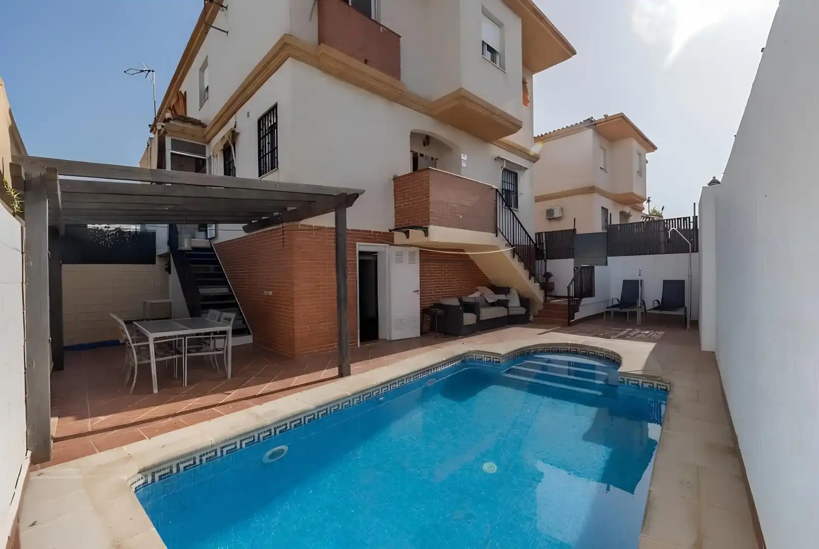 Schwimmbecken von Einfamilien-Reihenhaus zum Verkauf in Ogíjares mit Klimaanlage, Heizung und Terrasse
