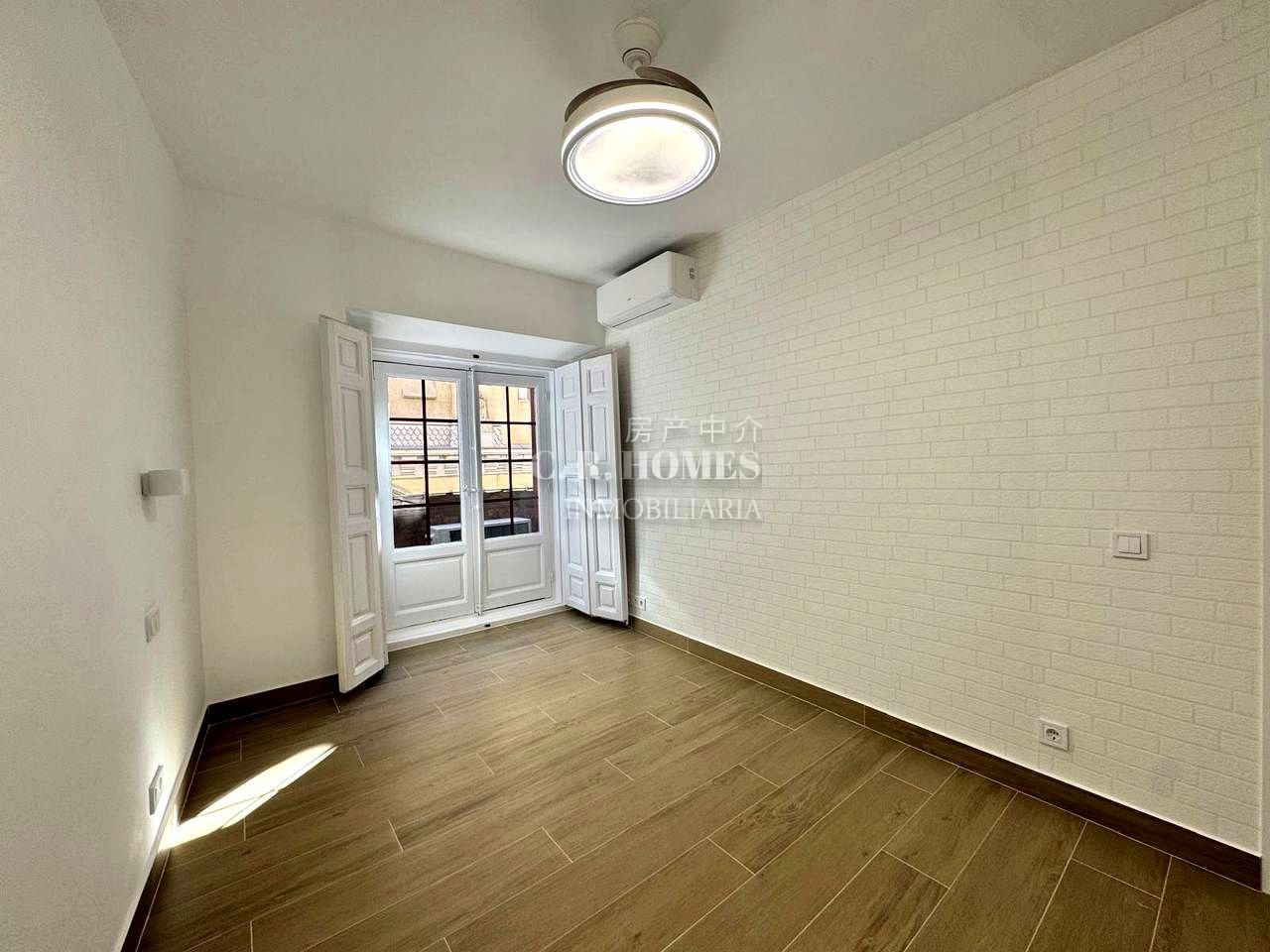 Bedroom of Flat for sale in  Madrid Capital  with Air Conditioner, Heating and Balcony