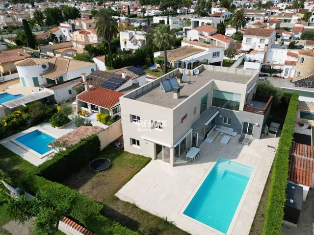 Casa-chalet en Venta en Sector SC REQUESENS en Requesens
