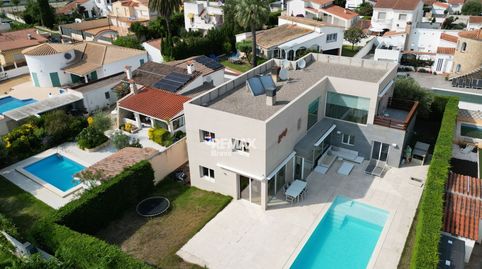 Empuriabrava  Exclusiva villa contemporánea con piscina privada y 3 suites en orientación sur