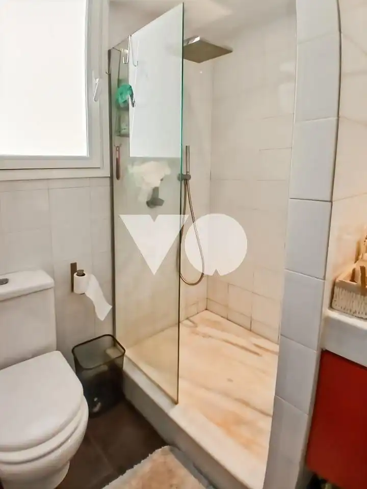 Badezimmer von Wohnungen zum Verkauf in Madrid mit Heizung und Möbliert