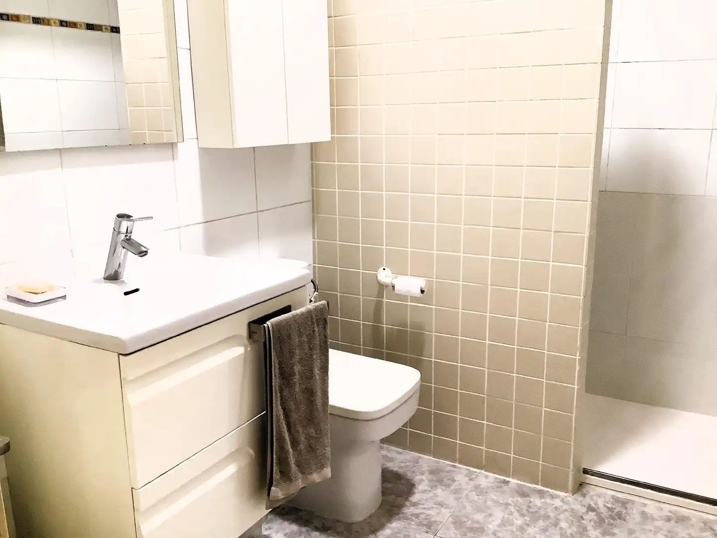 Bathroom of Ground floor for sale in El Masnou  with Air Conditioner, Heating and Storage room