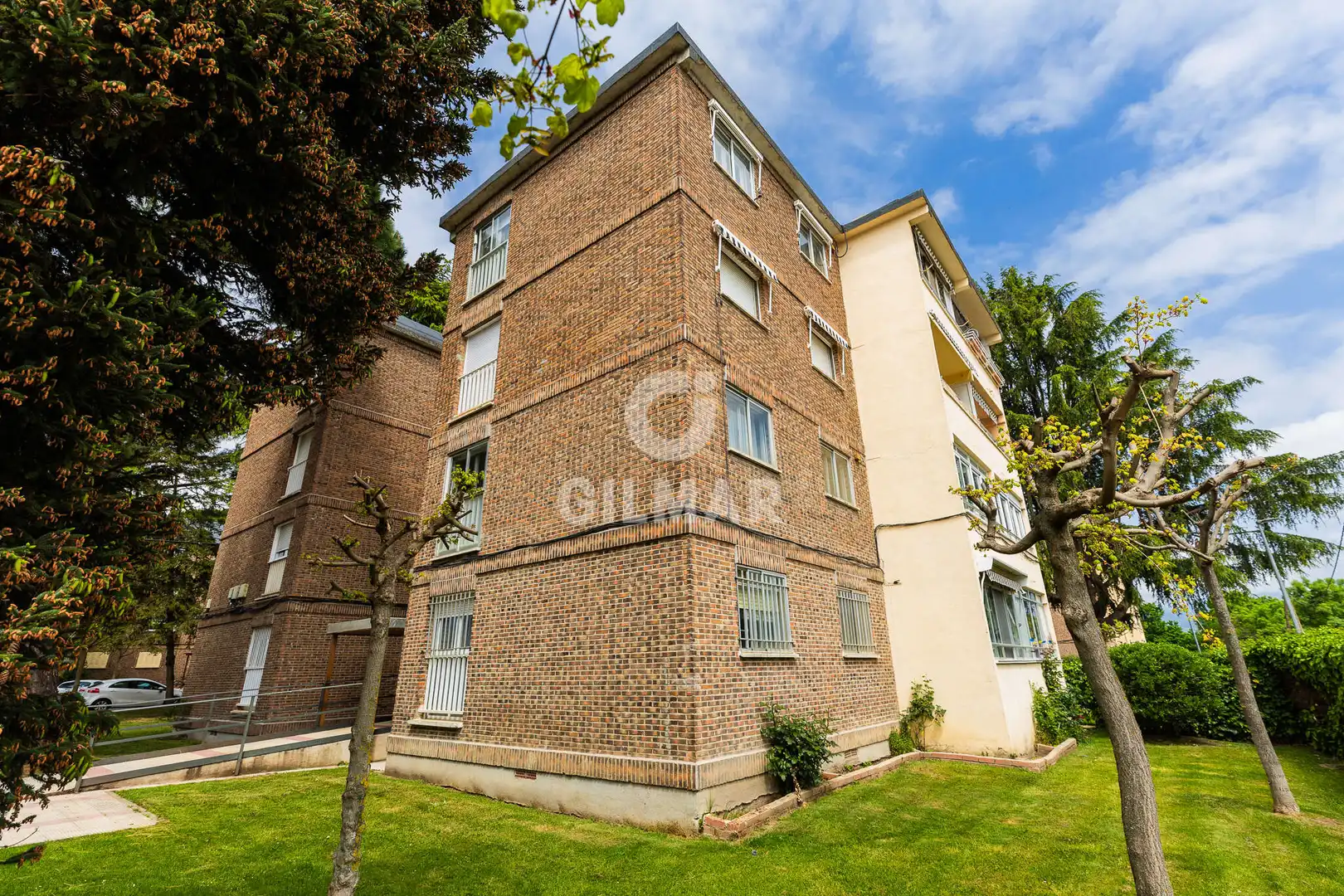 Vista exterior de Piso en venta en Guadarrama con Calefacción, Jardín privado y Piscina