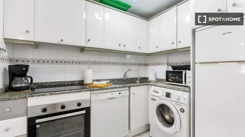 Cocina de Apartamento para compartir en Torrevieja con Aire acondicionado, Calefacción y Terraza