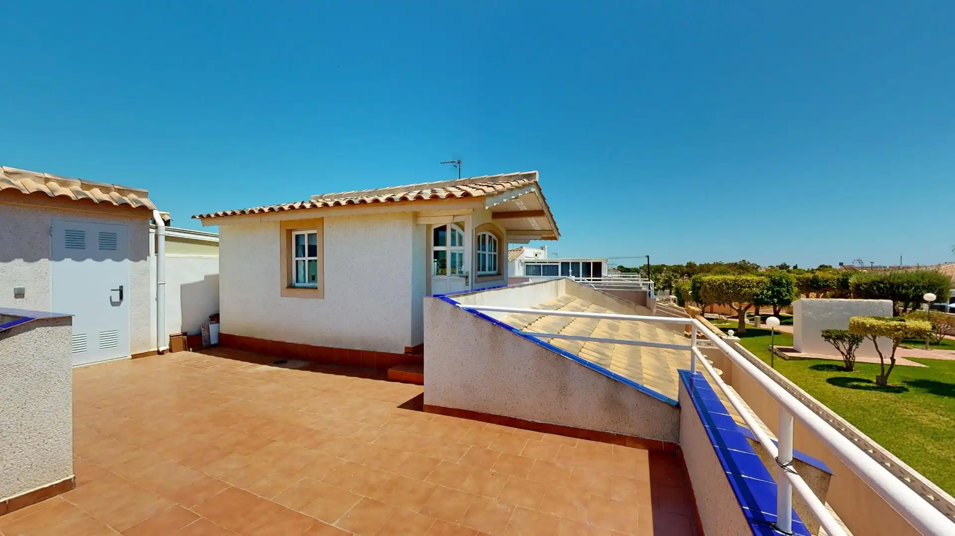 Terrassa de Casa adosada en venda en Torrevieja amb Aire condicionat, Calefacció i Jardí privat