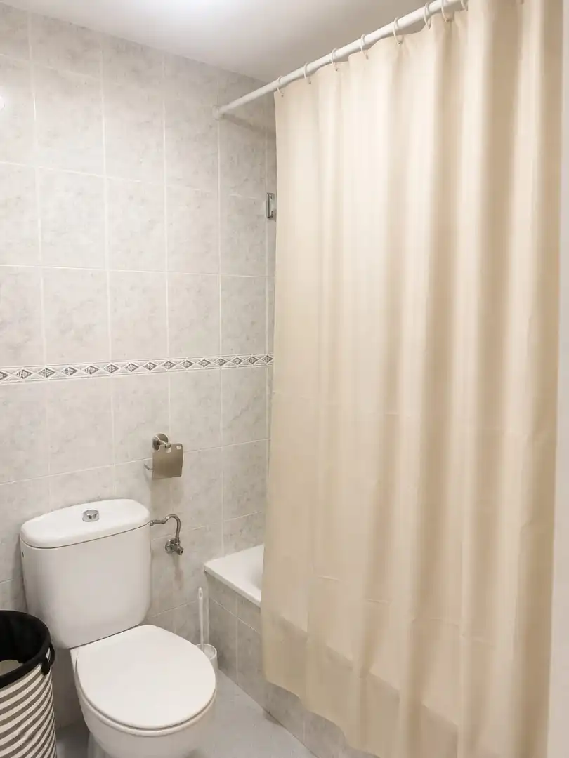 Badezimmer von Wohnungen zur Miete in Algeciras mit Heizung, Terrasse und Möbliert