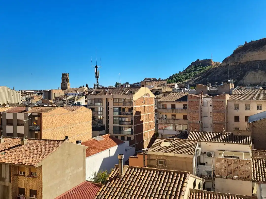 Vista exterior de Pis en venda en Monzón amb Terrassa i Balcó