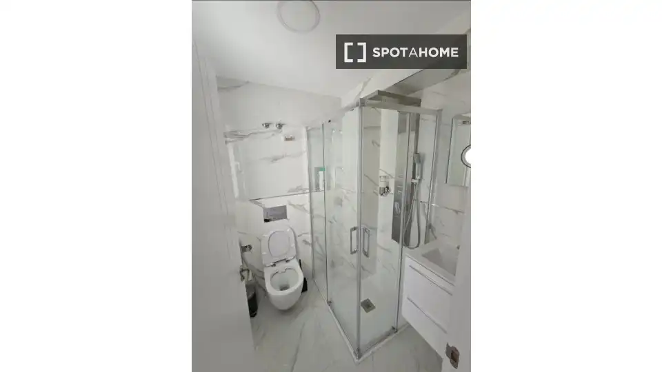 Bathroom of Flat for rent in Valencia  with Air Conditioner, Heating and Furnished