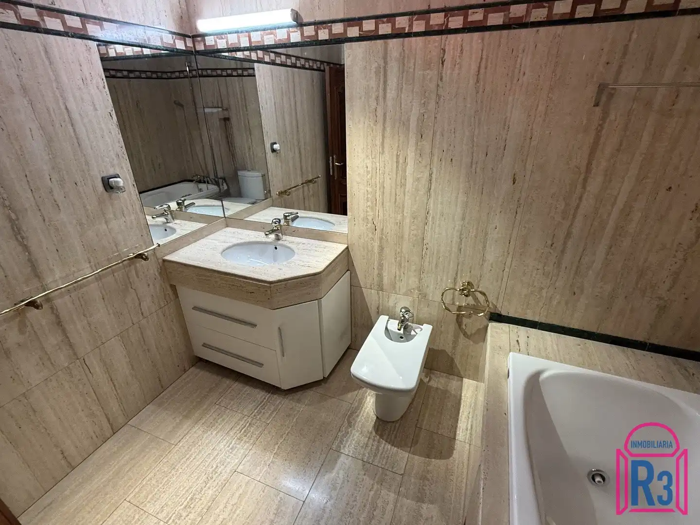 Bany de Dúplex de lloguer en León Capital  amb Aire condicionat, Calefacció i Terrassa