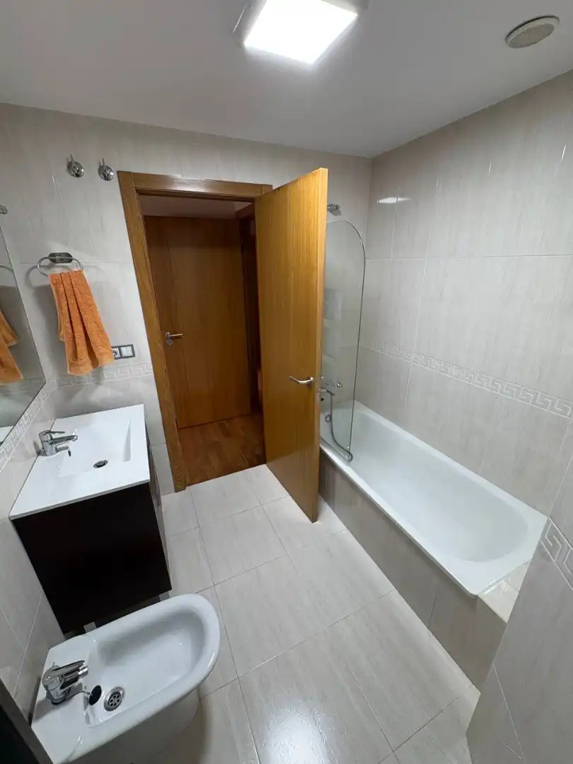 Bathroom of Flat for rent in Culleredo  with Heating, Parquet flooring and Furnished