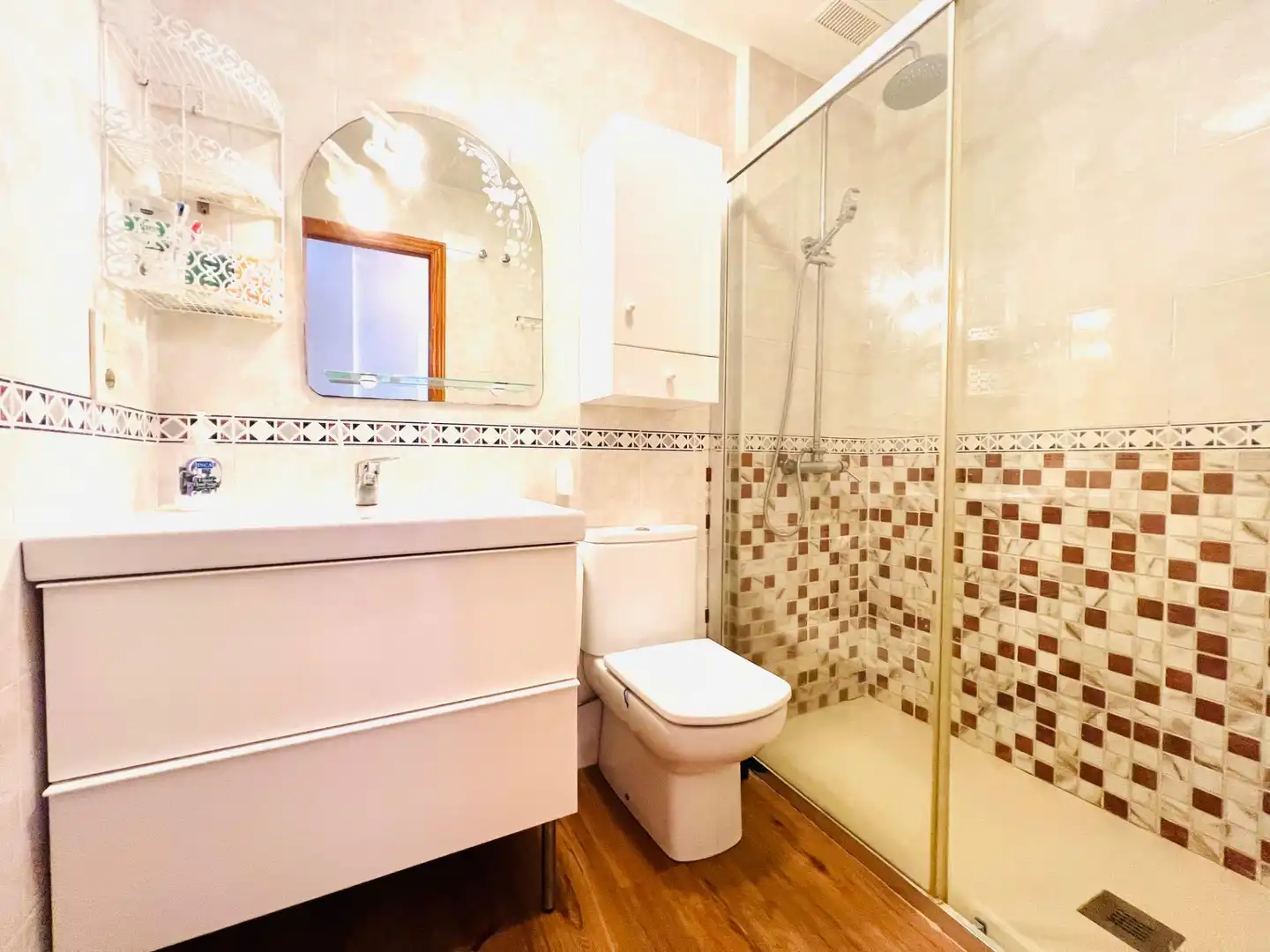 Badezimmer von Wohnungen zum Verkauf in Elche / Elx mit Privatgarten, Möbliert und Gemeinschaftspool