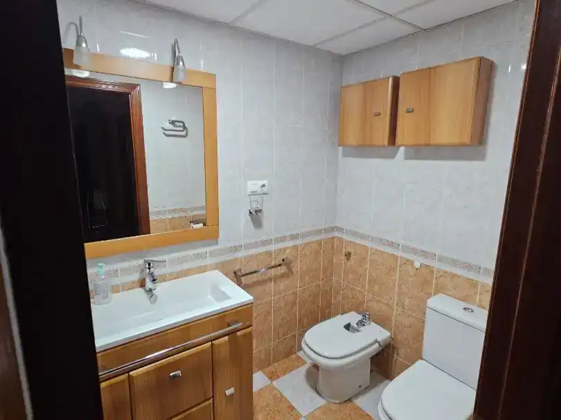 Badezimmer von Wohnung zur Miete in  Jaén Capital mit Klimaanlage und Balkon
