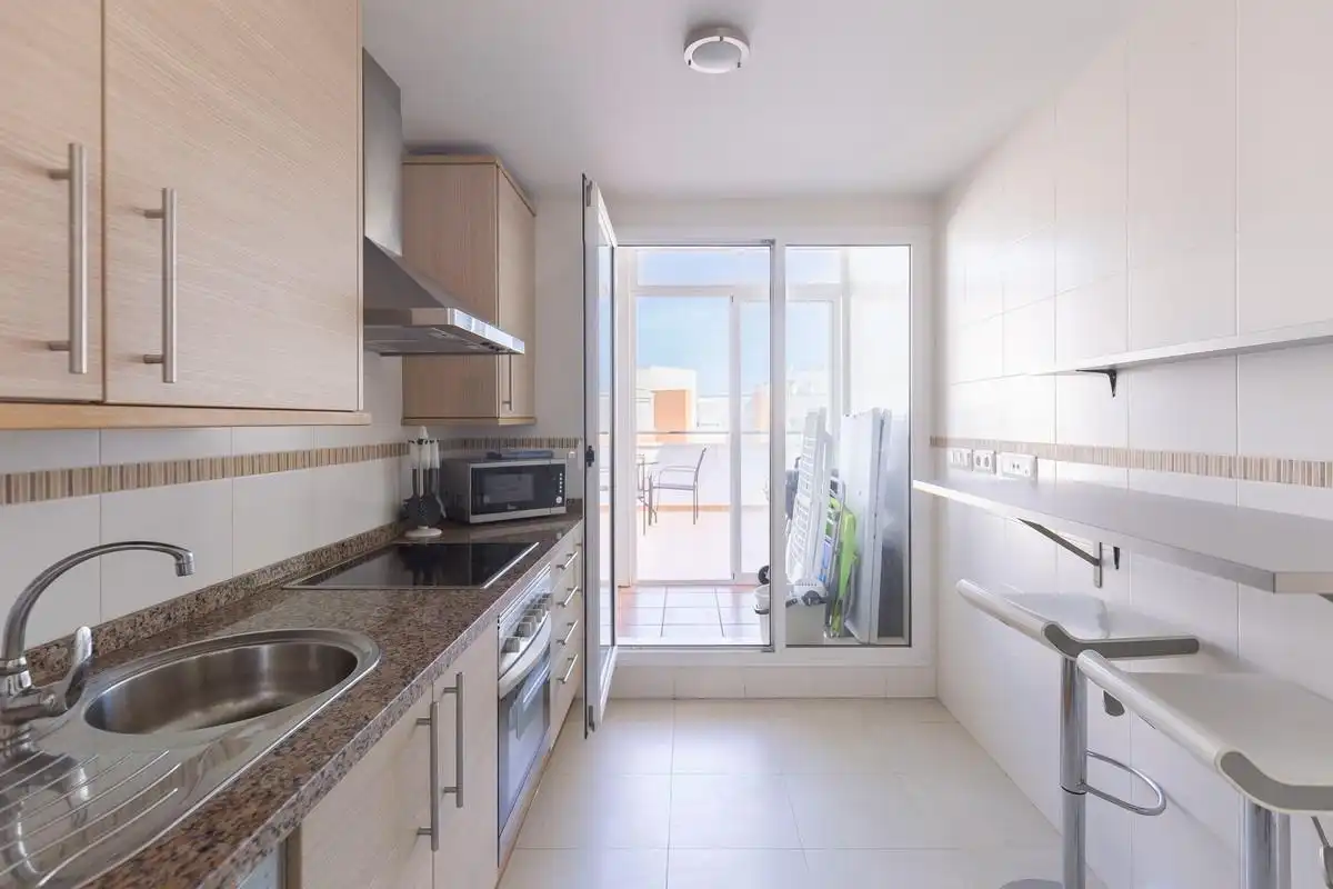 Cuina de Àtic en venda en Roquetas de Mar amb Aire condicionat, Jardí privat i Terrassa