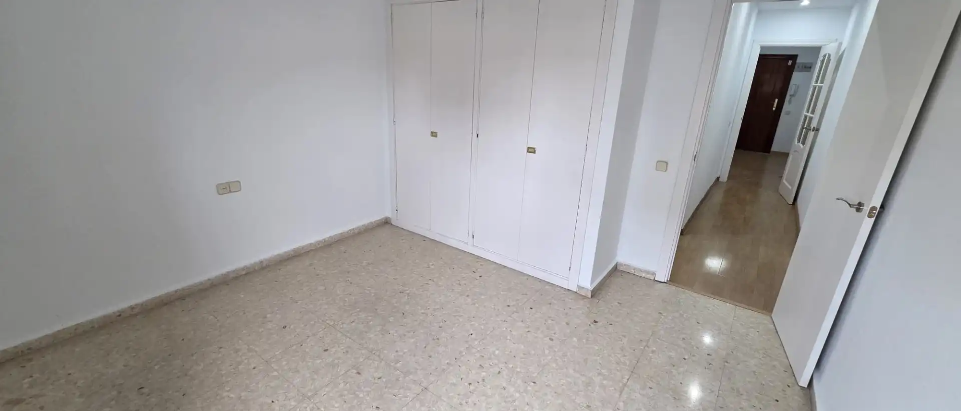 Schlafzimmer von Dachboden zur Miete in Málaga mit Klimaanlage, Terrasse und Balkon