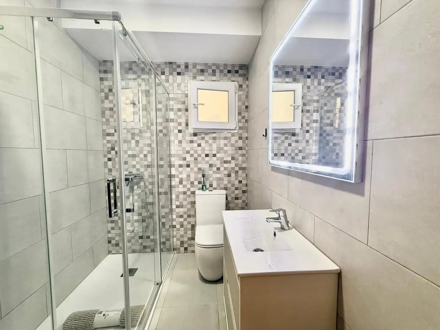 Bany de Apartament de lloguer en Alicante / Alacant amb Aire condicionat, Moblat i Balcó