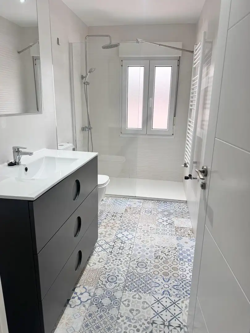 Badezimmer von Wohnung zur Miete in Oviedo  mit Heizung und Möbliert