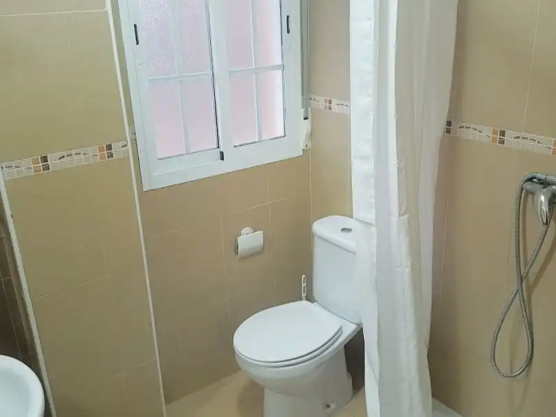 Bathroom of Flat for share in Almendralejo  with Air Conditioner and Furnished