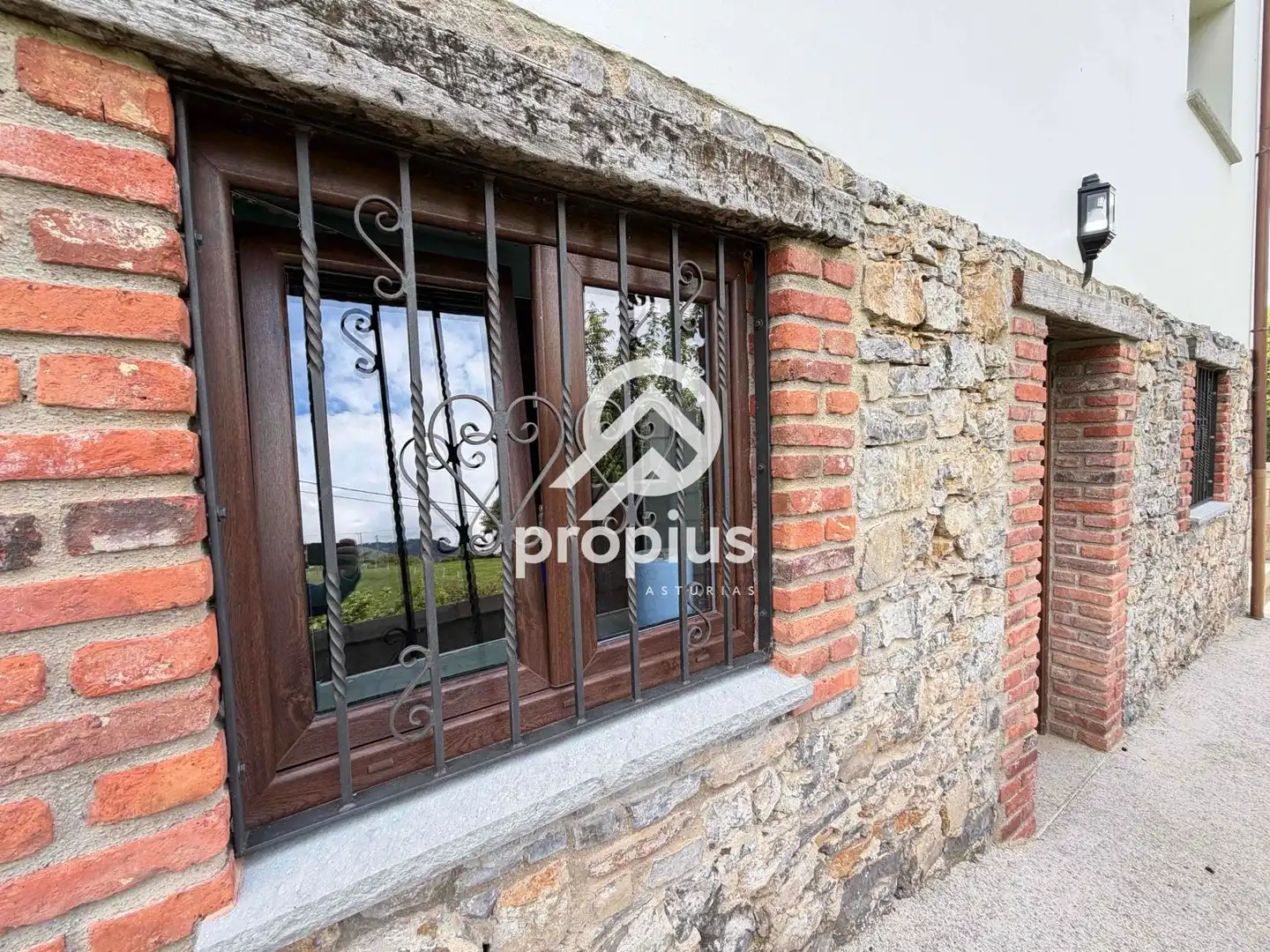 Vista exterior de Casa o xalet en venda en Sariego amb Calefacció, Parquet i Traster